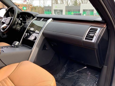 Used 2025 Land Rover Discovery Dynamic SE image 17