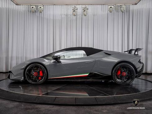 Used 2018 Lamborghini Huracan Performante AWD/4WD image 9