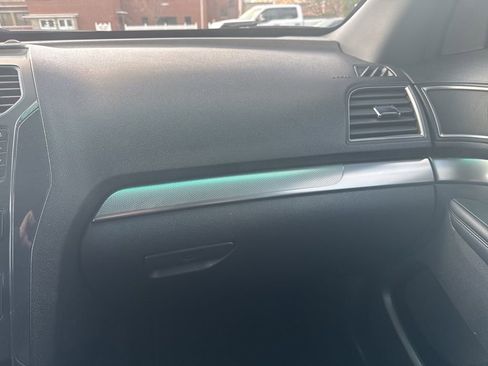 Used 2018 Ford Explorer XLT image 28