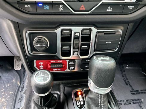 Used 2025 Jeep Wrangler Unlimited Rubicon 4xe image 32