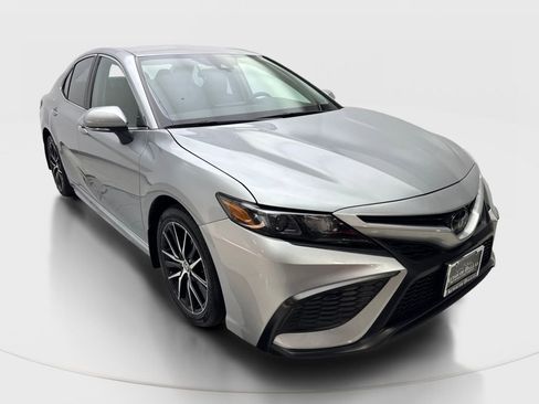 Used 2024 Toyota Camry SE image 4