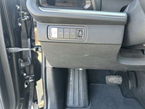 Used 2025 Chevrolet Traverse LT image 4