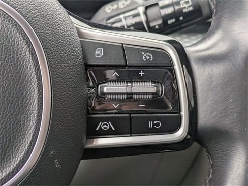 Used 2023 Kia Carnival LX image 28