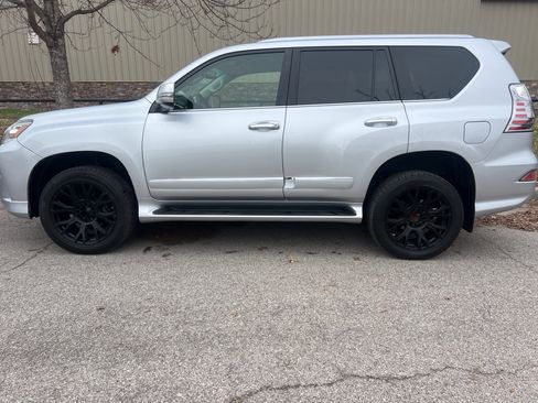 Used 2018 Lexus GX 460 Premium w/ Premium Package image 9