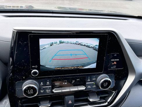 Used 2023 Toyota Highlander LE FWD image 14