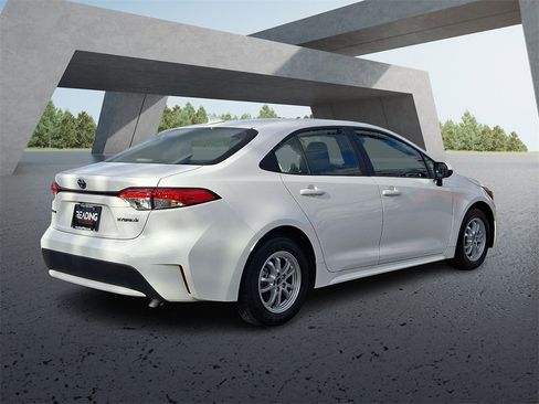 Used 2022 Toyota Corolla LE image 4