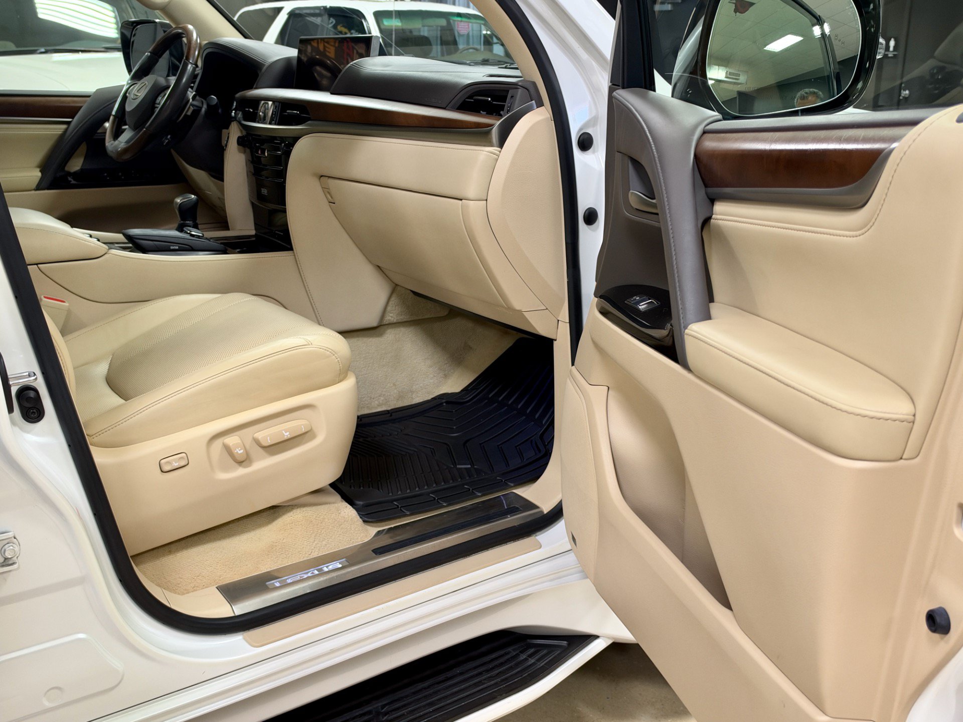 Used 2018 Lexus LX 570 4WD w/ Luxury Package image 25