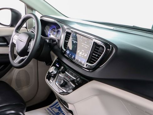 Used 2023 Chrysler Pacifica Touring-L image 26