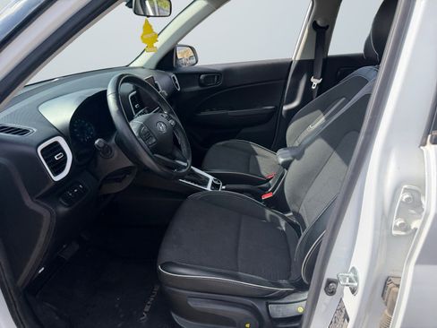 Used 2022 Hyundai Venue Limited w/ Cargo Package FWD image 11