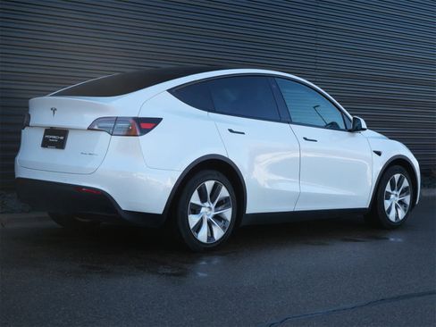 Used 2022 Tesla Model Y Long Range image 26