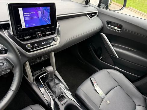 Used 2025 Toyota Corolla Cross XLE FWD image 32
