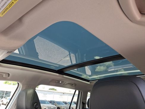 Used 2019 Volkswagen Tiguan SE w/ Panoramic Sunroof Package AWD/4WD image 13