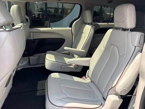Used 2019 Chrysler Pacifica Limited w/ Advanced Safetytec Group FWD image 15