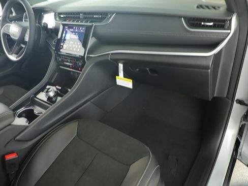 New 2025 Jeep Grand Cherokee Altitude image 22