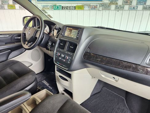 Used 2016 Dodge Grand Caravan SE w/ Quick Order Package 29E SE FWD image 2