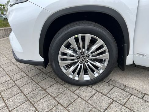New 2026 Toyota Highlander Platinum AWD/4WD image 18