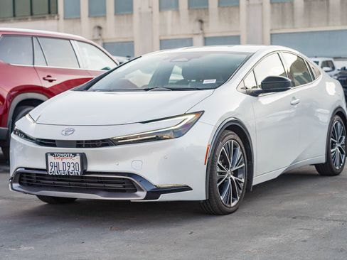 Used 2023 Toyota Prius XLE image 6