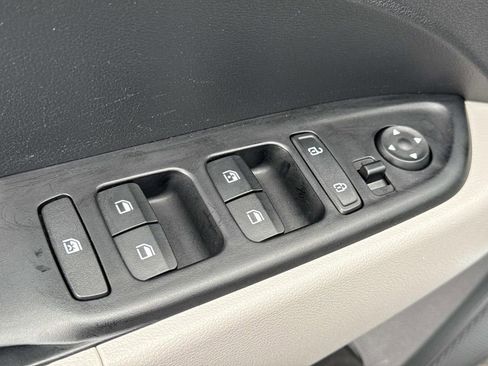 Used 2025 Hyundai Venue SEL FWD image 17