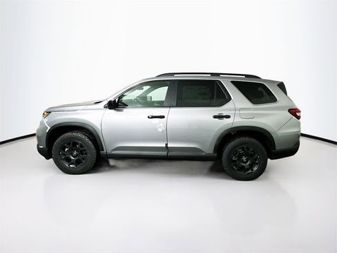 Used 2025 Honda Pilot TrailSport image 3