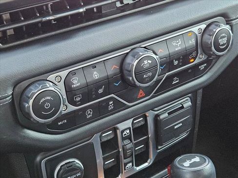 Used 2024 Jeep Wrangler Unlimited Sahara w/ Technology Group AWD/4WD image 17