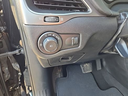 Used 2019 Jeep Cherokee Latitude w/ Popular Appearance Group image 11