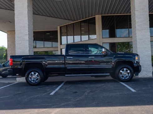 Used 2018 GMC Sierra 3500 Denali w/ Duramax Plus Package AWD/4WD image 2