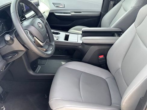 Used 2025 Toyota Sienna XLE image 10