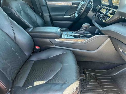 Used 2020 Toyota Highlander Limited image 24