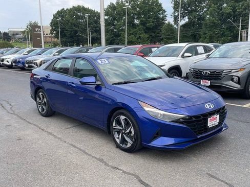 Used 2023 Hyundai Elantra SEL w/ Convenience Package FWD image 2