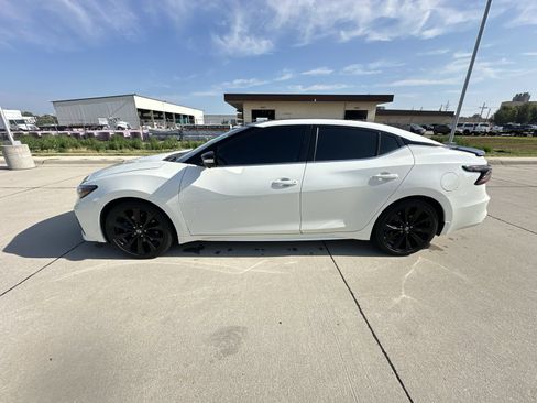 Used 2022 Nissan Maxima SR w/ Sport Mat Group FWD image 11