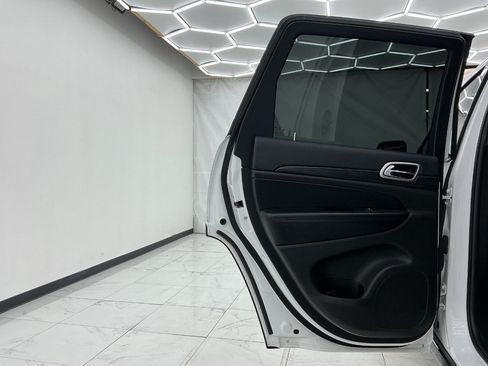 Used 2019 Jeep Grand Cherokee Laredo AWD/4WD image 24