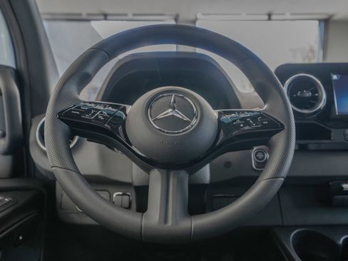 Used 2025 Mercedes-Benz Sprinter 2500 image 9