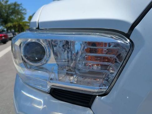Used 2021 Toyota Tacoma SR5 AWD/4WD image 10