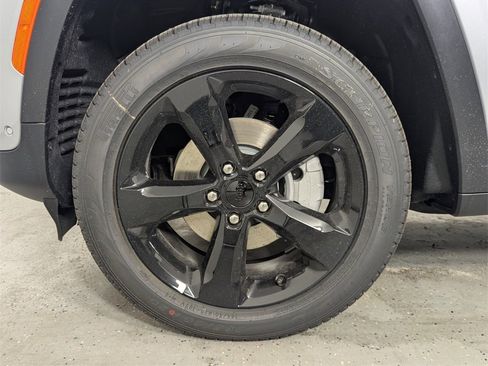 New 2025 Jeep Grand Cherokee Limited w/ Luxury Tech Group II image 9