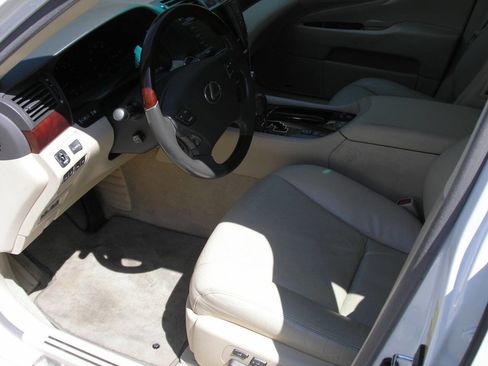 Used 2010 Lexus LS 460 image 3