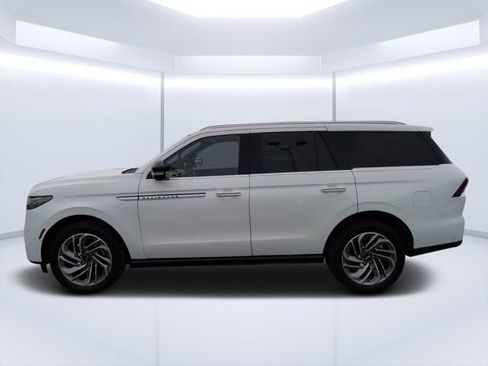 Used 2025 Lincoln Navigator Reserve AWD/4WD image 6