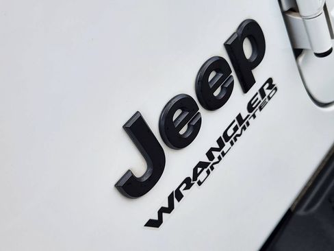 Used 2021 Jeep Wrangler Unlimited Sahara AWD/4WD image 17