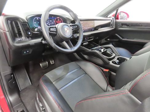 Certified 2025 Porsche Cayenne GTS AWD/4WD image 4