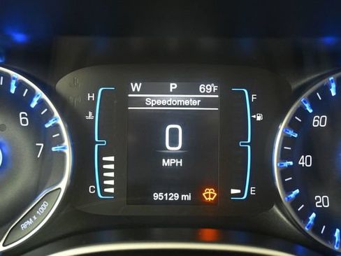 Used 2017 Chrysler Pacifica Touring w/ Tire & Wheel Group FWD image 28