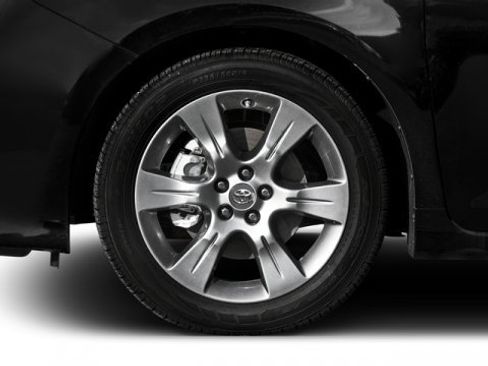 Used 2017 Toyota Sienna SE image 12
