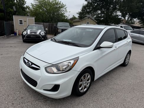 Used 2013 Hyundai Accent GS FWD image 1