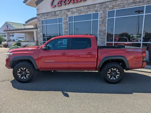 Used 2019 Toyota Tacoma TRD Off-Road w/ Technology Package AWD/4WD image 2