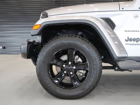 Used 2019 Jeep Wrangler Unlimited Sahara AWD/4WD image 5