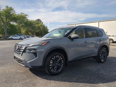 Certified 2025 Nissan Rogue SL w/ Tech Package FWD image 8
