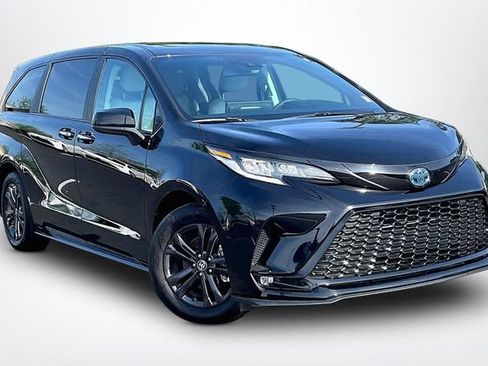 Used 2025 Toyota Sienna XSE image 1