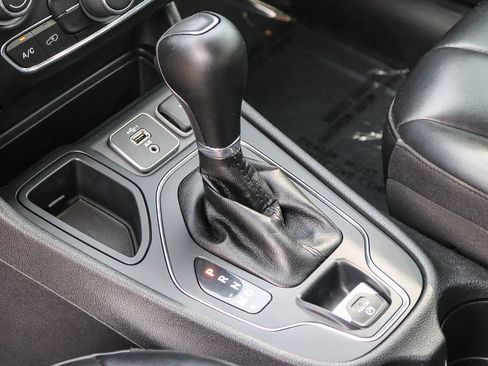 Used 2019 Jeep Cherokee Latitude Plus FWD image 19
