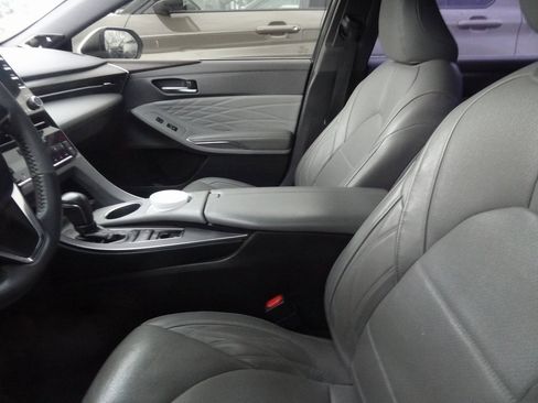 Used 2019 Toyota Avalon Limited image 5