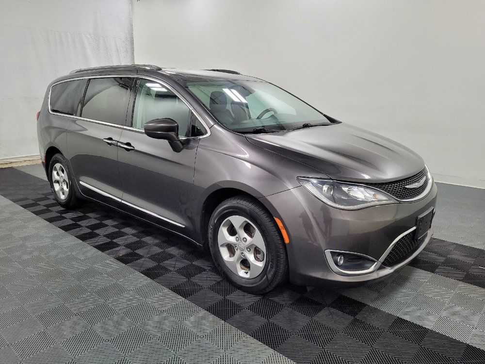 Used 2017 Chrysler Pacifica Touring-L Plus FWD image 11