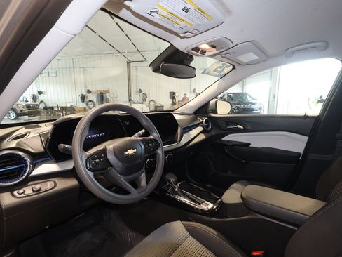 Used 2025 Chevrolet Trax LT FWD image 9