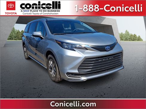 Used 2025 Toyota Sienna LE image 1